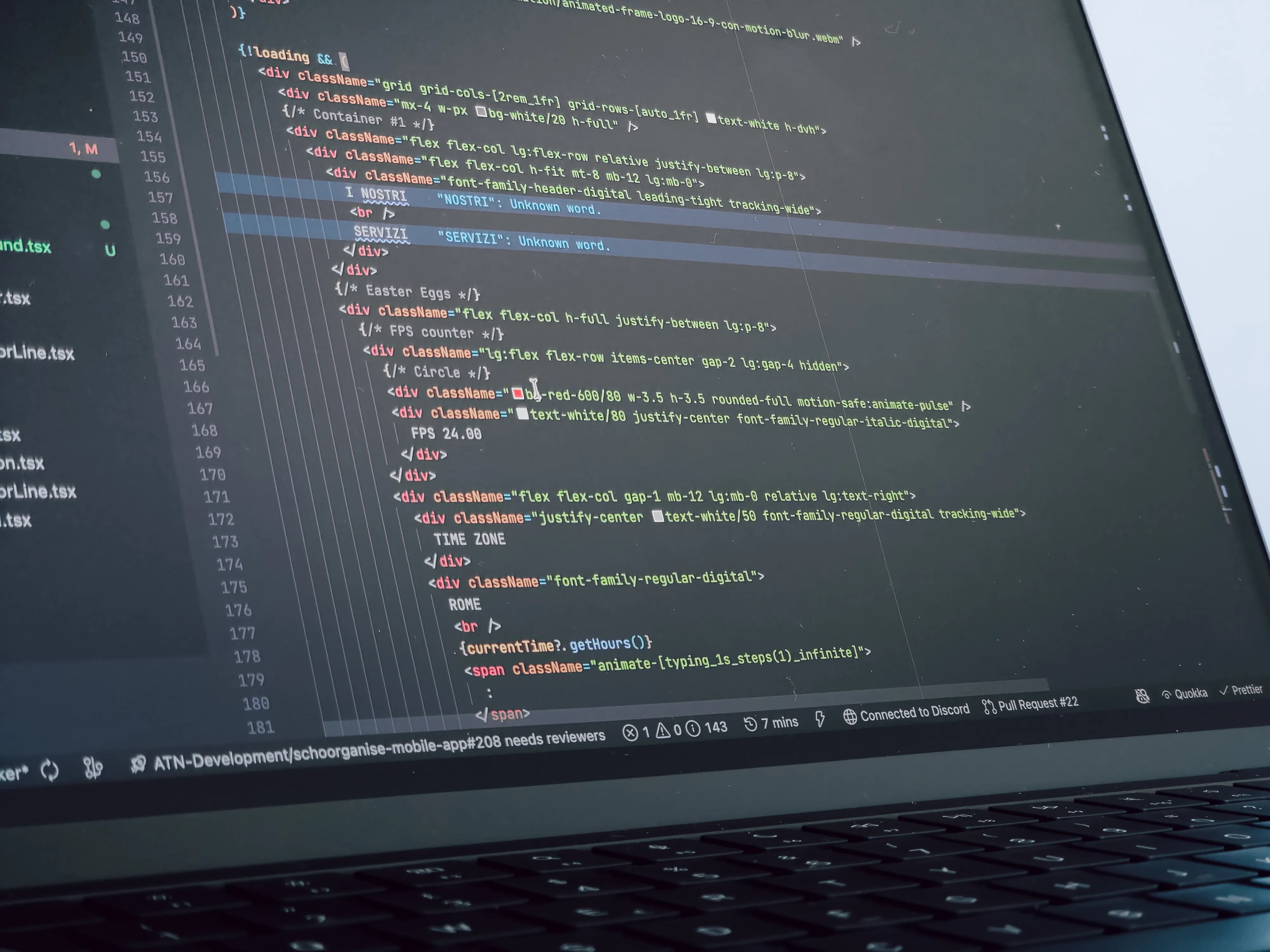 Foto di un computer con del codice